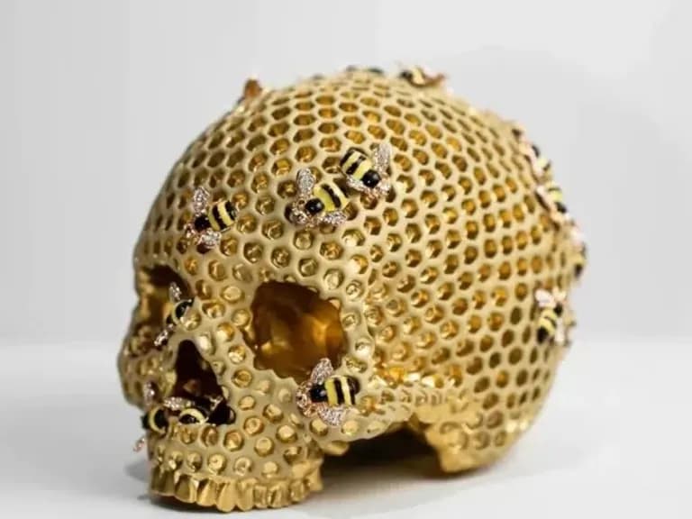 Figurină BEEHIVE SKULL 16CM